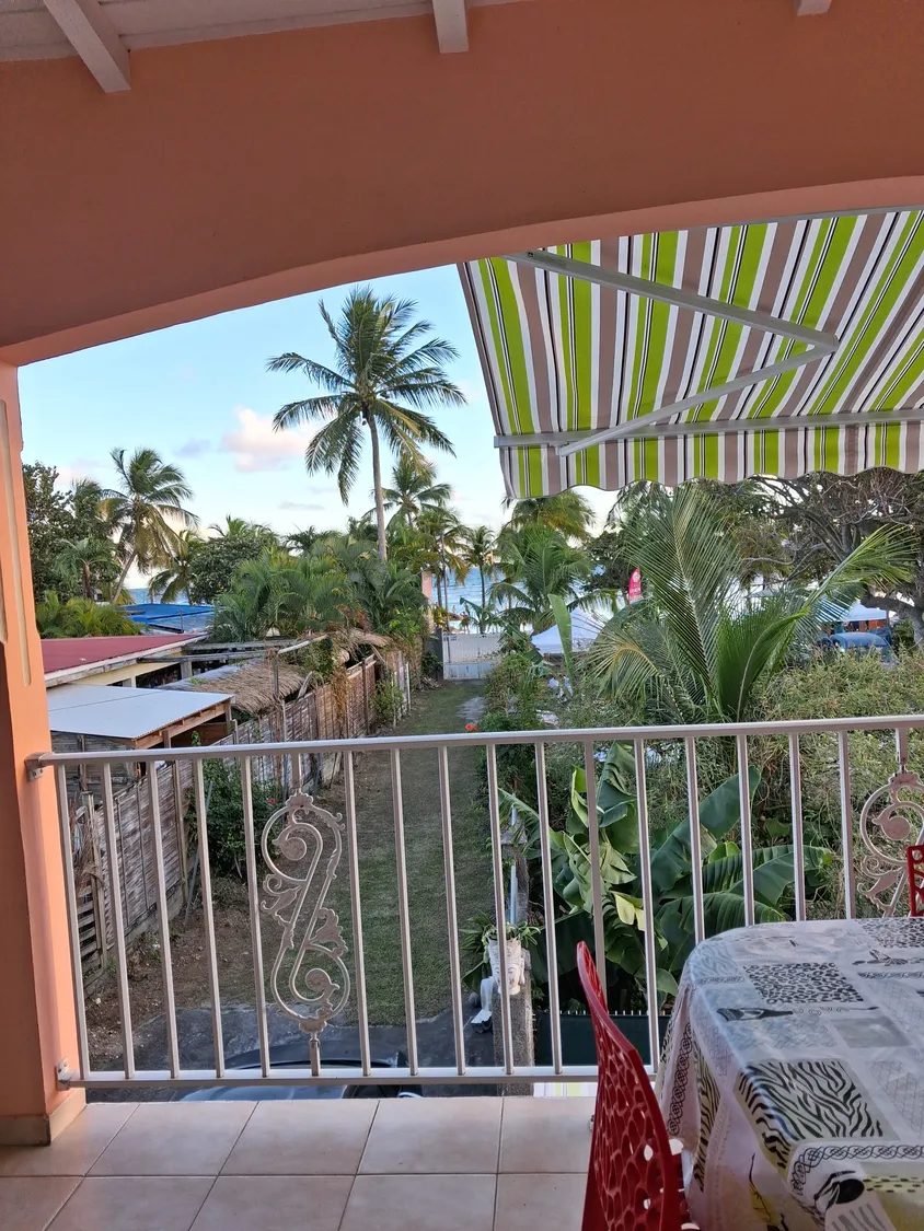 La vue sur la plage de Sainte-Anne face au lagon depuis le balcon.