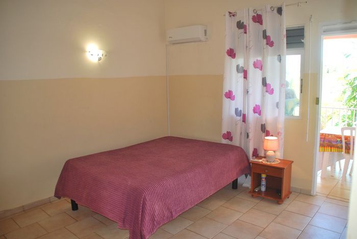 La chambre spacieuse et climatisée de Carambole avec grand lit et armoire.