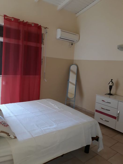 Une des deux chambres climatisées de Maracudja avec grand lit.
