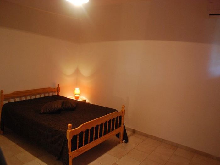 La chambre climatisée de Sapotille avec grand lit et armoire.