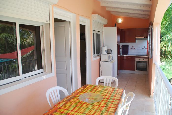 La cuisine extérieure de Maracudja installée sur la terrasse couverte.