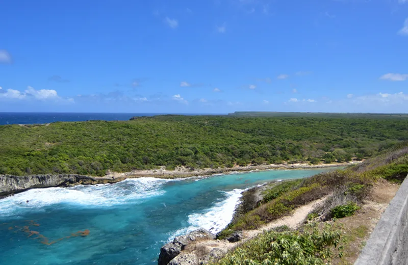 La Porte d'Enfer près d'Anse-Bertrand : falaises calcaires et lagon intérieur turquoise.
